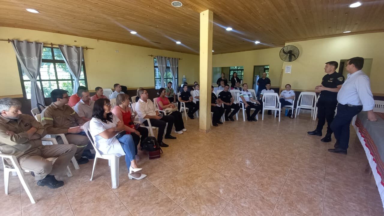 Efectivos de la UR II Oberá se reunieron con autoridades y vecinos de San Martín imagen-8