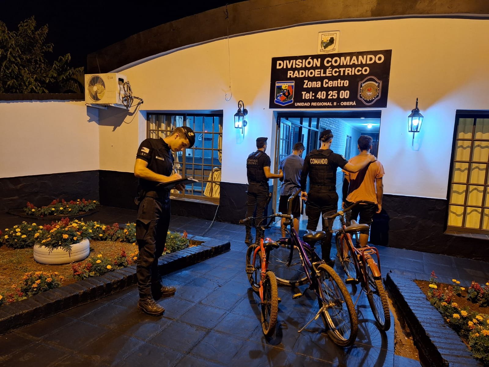 Saltaron un muro y se robaron tres bicicletas: en menos de 30 minutos fueron detenidos imagen-5