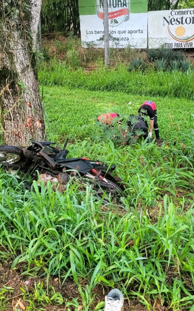 Motociclista sufrió lesiones graves tras despistar sobre ruta 103 y chocar contra un árbol imagen-6