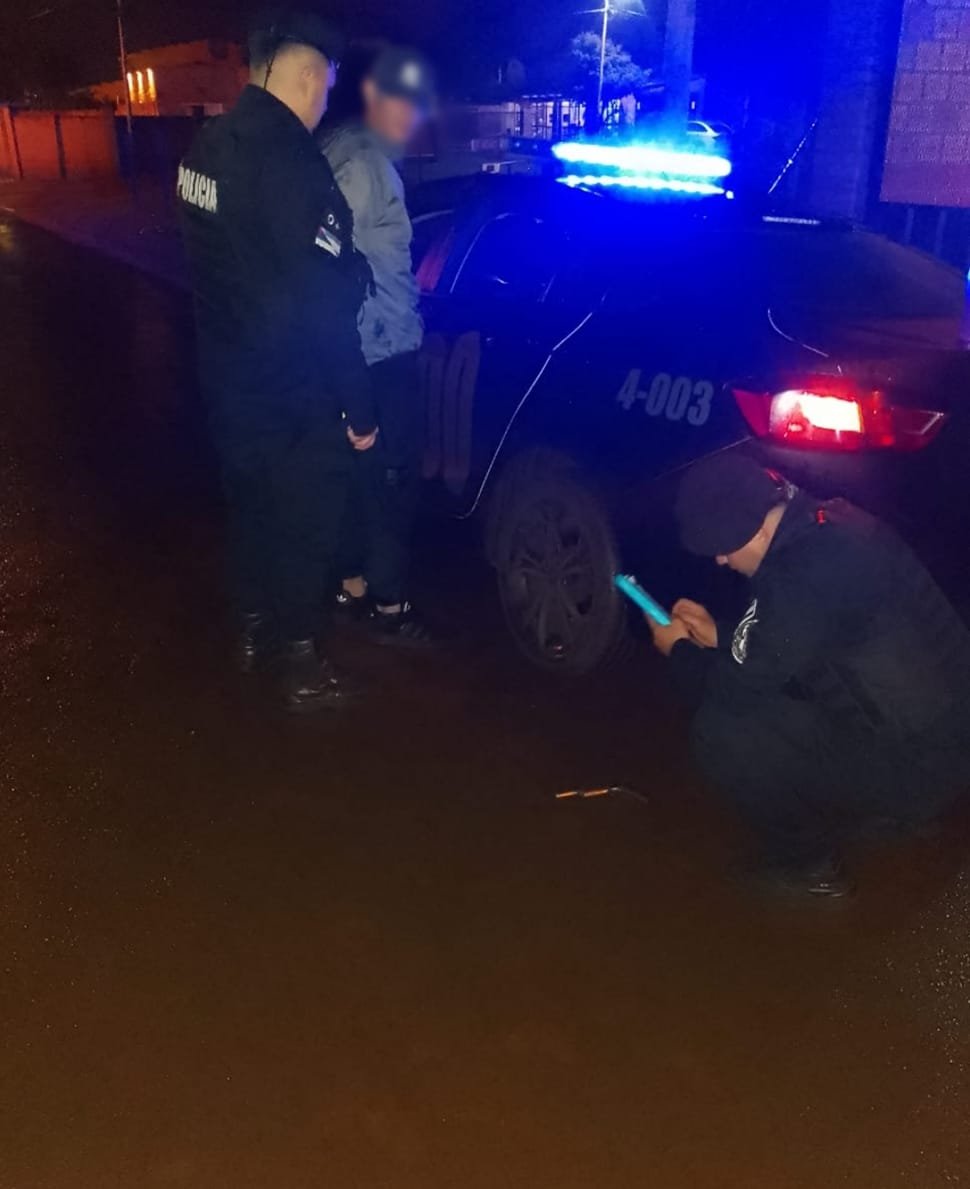 Circulaba con un arma de fuego cargada, la policía lo descubrió y lo detuvo imagen-6