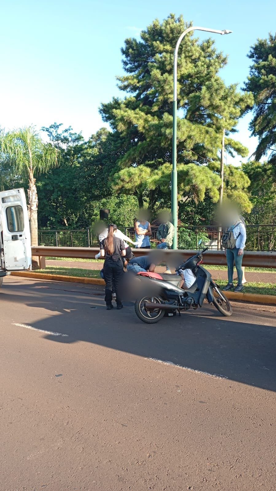 Colisión con un can dejó a una motociclista lesionada en Oberá 6 Colisión con un can dejó a una motociclista lesionada en Oberá imagen-5