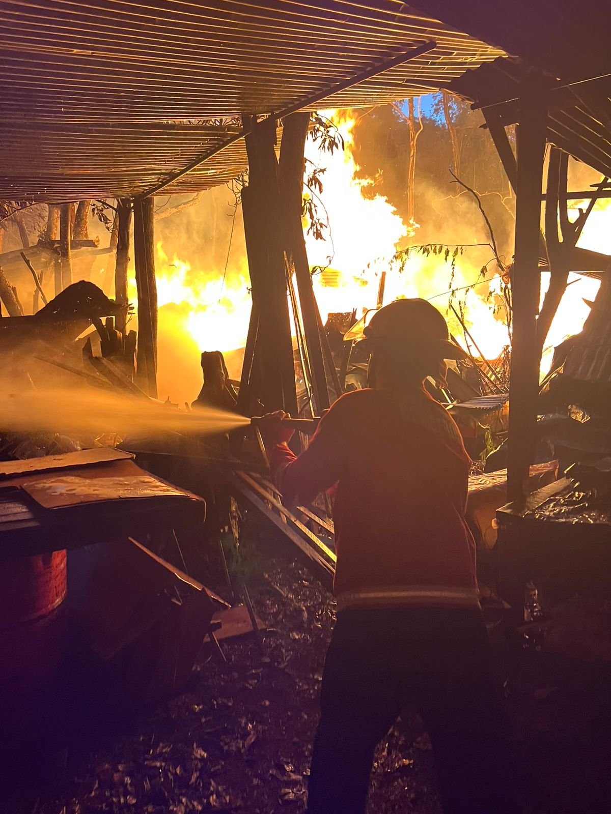 Incendio en un galpón fue controlado en Oberá 9 Incendio en un galpón fue controlado en Oberá imagen-8