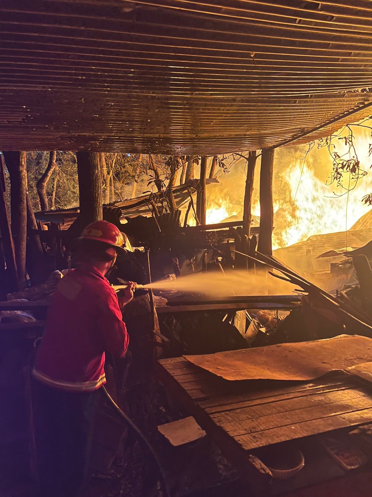 Incendio en un galpón fue controlado en Oberá 7 Incendio en un galpón fue controlado en Oberá imagen-6
