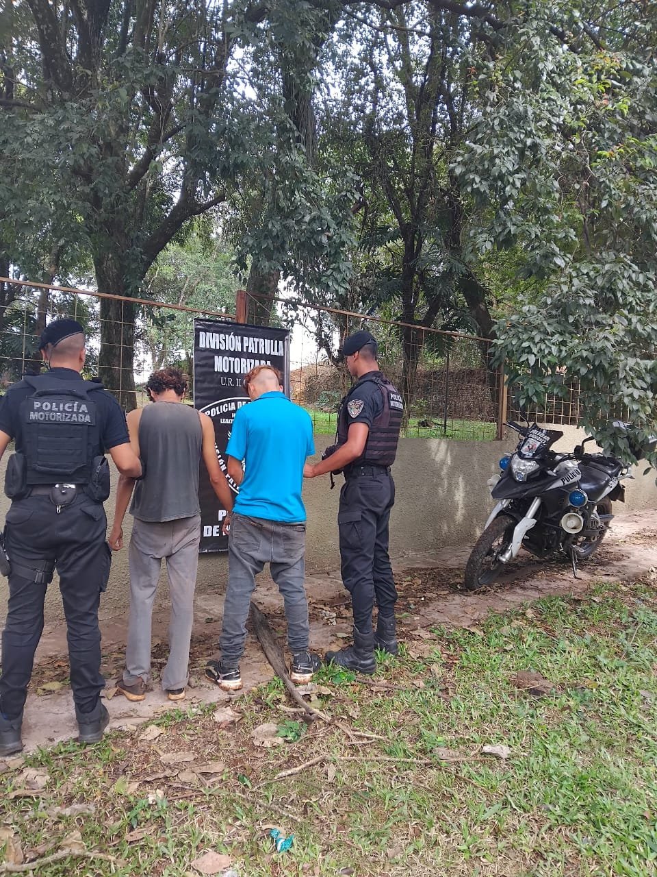 Intentaban forzar un auto pero el 911 los detectó y tras una persecución arrestaron a “Zurki” y “Seco” en una casa abandonada imagen-5