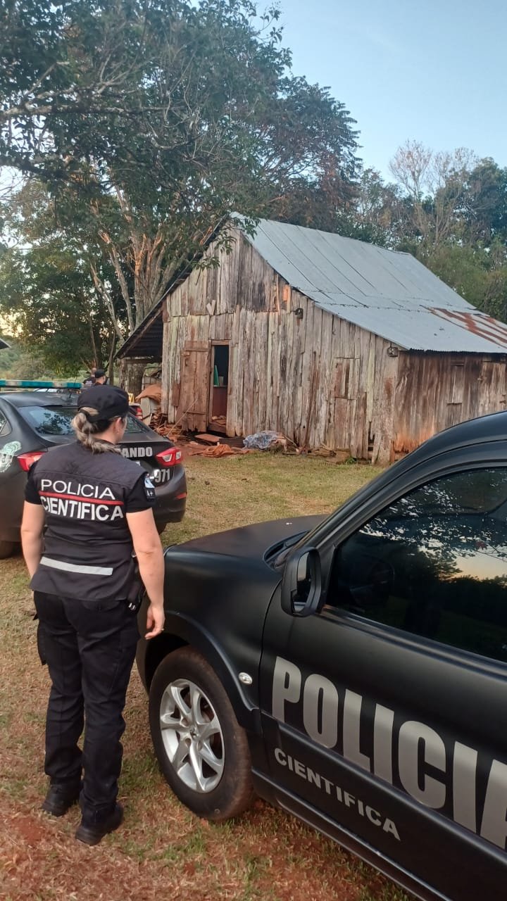 Atacó a tiros a su hijo y a su nuera en Colonia Alberdi: está prófugo y la Policía con drones rastrilla el monte 6 Atacó a tiros a su hijo y a su nuera en Colonia Alberdi: está prófugo y la Policía con drones rastrilla el monte imagen-5