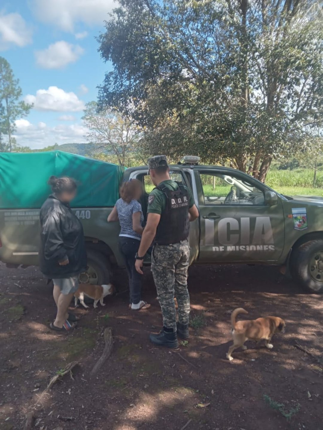 Una patrulla rural asistió a una mujer que salió despedida de un carro en movimiento imagen-6