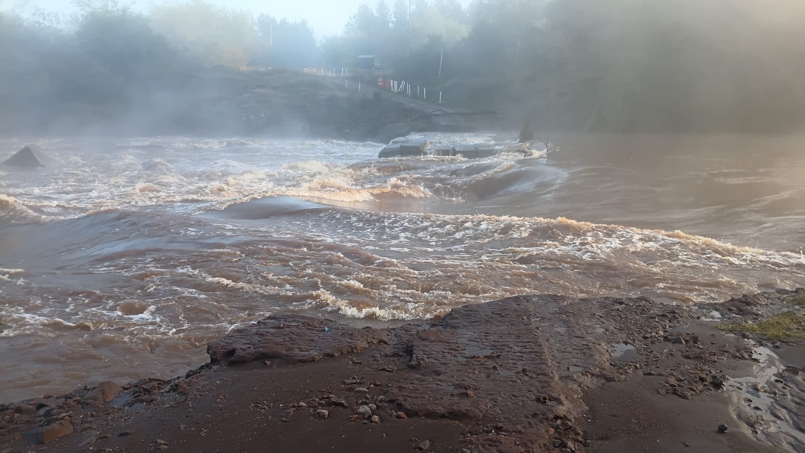 El puente provisorio sobre el arroyo Yabebiry continúa clausurado por el desborde del cauce imagen-6