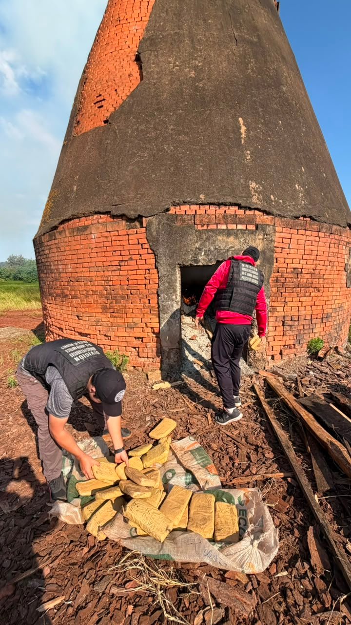 La Policía incineró más de 700 kilos de estupefacientes secuestrados en procedimientos en Misiones 7 La Policía incineró más de 700 kilos de estupefacientes secuestrados en procedimientos en Misiones imagen-6