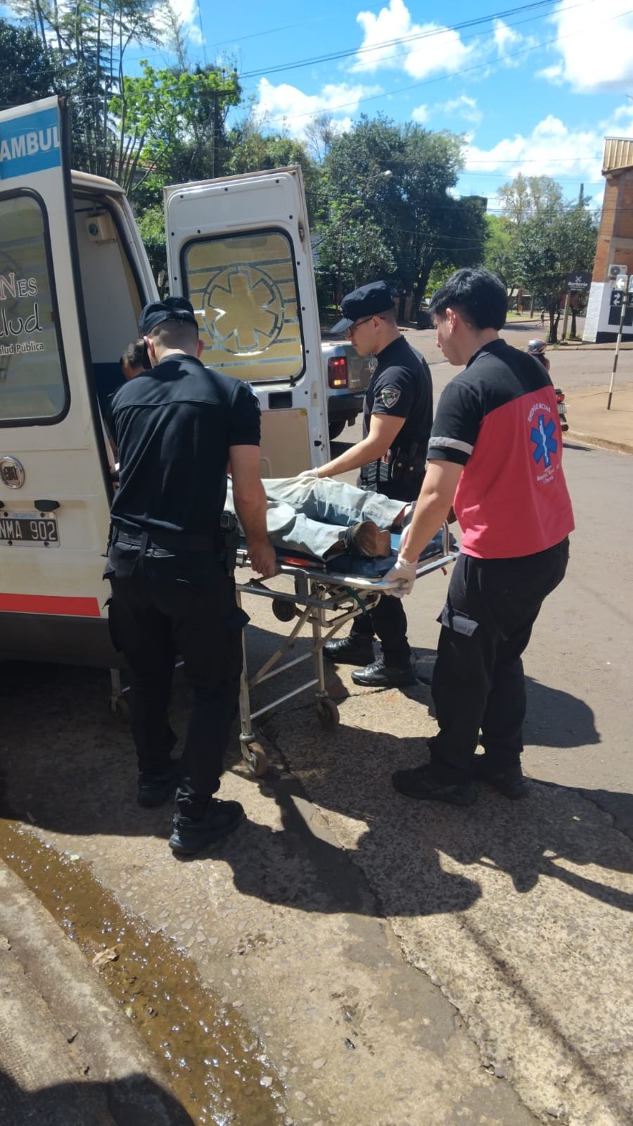 Policías auxiliaron a un hombre de 87 años que se desvaneció tras sufrir una caída en la vía pública imagen-6